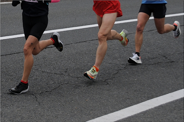 マラソンする数人の脚の写真